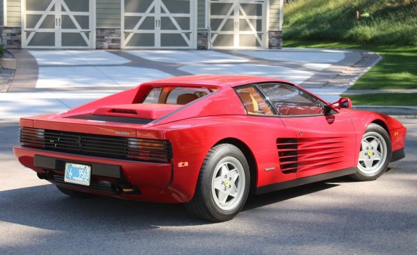 Testarossa (Type F110) беше една от най-бляскавите коли на 80-те, притежавана от имена като Елтън Джон, Майкъл Джордан, Род Стюърт, Майк Тайсън, д-р Дре, Ален Делон, О Джей Симпсън, Влезе дори в историята на телевизията. В хитовия сериал "Маями Вайс" героят на Дон Джонсън отначало караше реплика на Daytona, построена върху стар Chevrolet Corvette; от Ferrari обаче научиха за това (самият Енцо бе фен на сериала) и заплашиха със съд, а после дариха две оригинални Testarossa, така че детектив Крокет кара истинското нещо от трети сезон нататък.
Иначе Testarossa с нейния V12 двигател се правеше между 1984 и 1996, за което време бяха сглобени 9939 бройки. Дизайнът е на Емануеле Никозия и Леонардо Фиораванти от Pininfarina.
