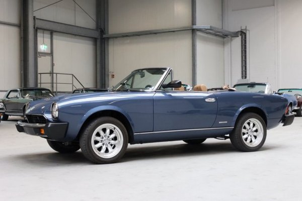 Технологично този автомобил споделя повечето компоненти на пролетарския Fiat 124 - оригинала, по чийто лиценз СССР произвеждаше "Жигули". Но дизайнът е на Pininfarina, а обемът на двигателите постепенно расте с годините, за да достигне два литра във финалния производствен период (1979-1981). Сам по себе си, Spider не е кой знае колко рядка кола - произведени са почти 200,000 бройки, три четвърти от които са продадени в САЩ. Но версията 2000 е по-дефицитна. 
