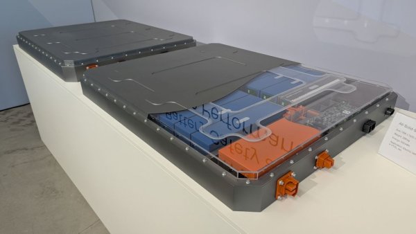 Новаторската технология, която е собствена разработка на SAIC чрез дъщерната QingTao Energy, понижава количеството течен електролит в батериите от обичайните в наши дни около 20-25%, до едва 5%. 
Това все още не е мечтаната от всички твърдотелна батерия, без никакъв течен електролит. SAIC, както и почти всички други производители на електромобили, работи по такава технология и вече има прототипи за изпитания, но до масовото й приложение ще мине още време, призна ни д-р Ли Джън, шефът по батериите в MG Motor. 

НА СНИМКАТА: прототипът на изцяло твърдотелна батерия на SAIC, която обаче според д-р Ли няма да е готова за серийно производство поне още няколко години
