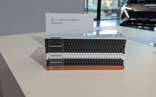 Най-важният аспект на новата технология е, че себестойността на материалите и на производството е на практика същата като при традиционните батерии, подчертава Ли. 
Още няма дори приблизителни цени на MG4 Urban със SolidCore батерия за Европа. В Китай моделът вече се продава за около 13,000 евро, но за Европа цената ще е вероятно чувствително по-висока. Според китайския тестов цикъл CLTC, Urban минава до 530 км с едно зареждане. Китайските измервания обаче като цяло са доста по-оптимистични от европейските, така че очакваме обхватът по WLTP да е малко над 400 км. 
