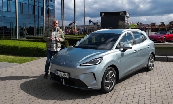 Интересен е изборът на модел за лансиране на технологията. По традиция, най-новите достижения при батериите обикновено се появяват в най-скъпите модели и след това слизат надолу в йерархията. MG предпочита обратния подход, внедрявайки SolidCore първо в най-достъпния си електромобил. Според д-р Ли всъщност това е много логично: "Най-сериозното предизвикателство при такива технологии е веригата за доставки. Като я лансираме в масов модел, можем да постигнем нужните обеми, за да гарантираме доставките на суровини и компоненти с високо качество и на разумни цени". 
 
НА СНИМКАТА: Новото MG 4 Urban, засега с конвенционална LFP батерия. Моделът, който е напълно различен от познатия MG 4, ще дебютира и в България до месец
