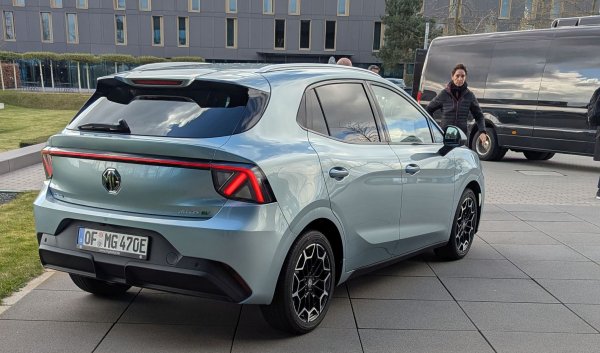 По-високият волтаж увеличава чувствително енергийната плътност на батерията и, съответно, понижава теглото й. Според Ли полутвърдотелните батерии ще са средно с около 30% по-леки от конвенционалните. 
В следващи приложения тази батерия може да предложи и 1000 километра пробег с едно зареждане.
