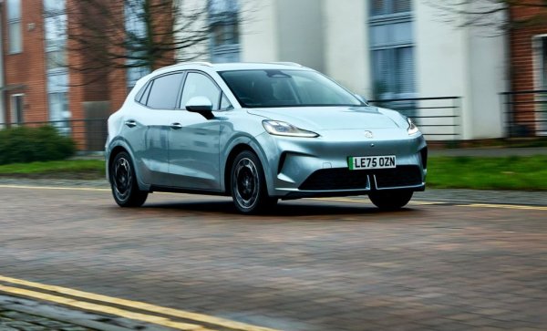 Европа е най-важният пазар за MG и усилено се търси локация за първата европейска фабрика, потвърдиха от компанията. Основана преди 101 години във Великобритания, марката е в китайски ръце вече близо две десетилетия. В добавка към дизайнерския си център в Лондон тя откри и научно-изследователски във Франкфурт. 