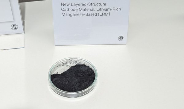 Попитахме д-р Ли как новата технология променя въпроса за рециклирането на батериите - пословично енергоемък процес. Според него полутвърдотелната батерия всъщност ще е много по-лесна за рециклиране от конвенционалните, при които мъчнотиите идват най-вече при преработката на течния електролит. MG вече има съвместно предприятие за рециклиране на такива батерии в Китай, и в момента търси партньор в Европа. 
