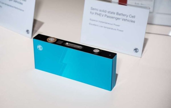 Новото поколение батерии на SAIC ще ползва само призматични клетки, потвърждава д-р Ли. Кръглите, наложени на пазара от Tesla и усъвършенствани в модели като новото BMW iX3, са подходящи само за течен електролит и не са съвместими с полутвърд или твърд, твърди Ли, който е притежател на 192 патента като изобретател. 
