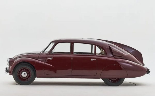 Т87 се появява за пръв път през 1936 и незабавно прави силно впечатление. По това време автомобилите като цяло са с аеродинамиката на плевня и с комфорта и управляемостта на волска каруца. Чешката Tatra е първият автомобил в историята, който започва да разглежда аеродинамиката от научна гледна точка. Освен това е пълна с умни инженерни решения. 

