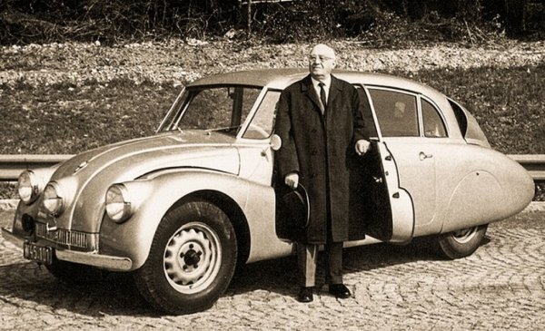 Множество блестящи специалисти са се трудили, за да се роди Т87, но главната заслуга несъмнено е на Ханс Ледвинка - гениален австрийски конструктор и бивш директор на Steyr, чиито златни години обаче минават именно в Tatra. За жалост на Ледвинка е съдено никога да не получи приживе полагащото му се признание. Неговият интерес към аеродинамиката и изобретеното от него тръбно шаси с напълно независимо окачване ще оформят европейското автомобилостроене за десетилетия напред. 
НА СНИМКАТА: Ханс Ледвинка с Т87
