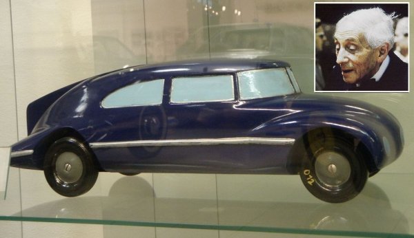 Ледвинка и германският инженер Ерих Юбелакер са обсебени от идеята да намалят въздушното съпротвление - нещо, за което почти никой друг не мисли по онова време. Те първо разработват Tatra 77, с едно рамо от унгареца Пал Ярай, главен дизайнер на въздушните кораби на граф Цепелин (по-късно Ярай консултира Auto Union, Chrysler, Mercedes-Benz, Ford). 
НА СНИМКАТА: Макетът на T77, изработен от друг гений - Пал Ярай
