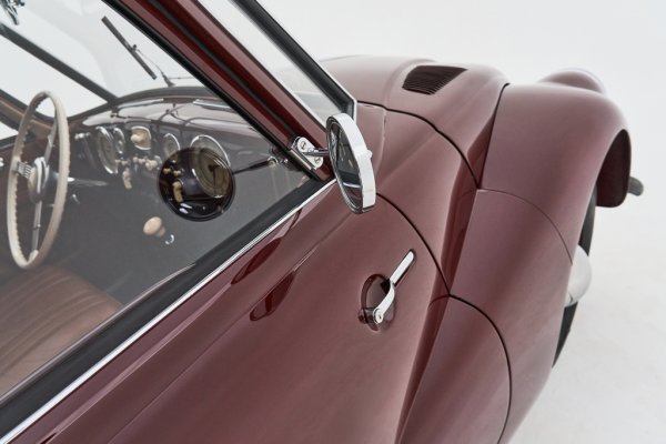 Разбира се, Т87 не е и без недостатъци. Видимостта назад е силно ограничена. Предните врати са закачени в задната си част - т. нар. "самоубийствени врати", докато задните са нормални. Иновативното задно окачване е специално предвидено за доста примитивните гуми по онова време, и може да изненада неподготвените шофьори твърде неприятно. 
