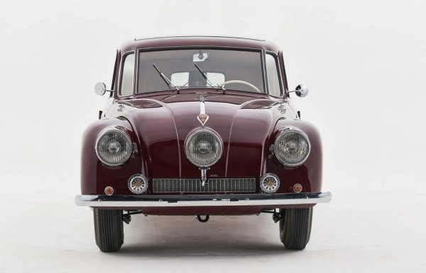 Според една от множеството легенди около този автомобил, самият Хитлер забранил в един момент употребата на Т87 в германската армия, тъй като чешката Tatra се превръщала в едно от най-добрите оръжия на съпротивата - толкова много нацистки офицери намерили края си, подведени от бързината на Т87. Такава забрана действително е открита от историците, но не е подписана от Хитлер - и е наложена след няколко инцидента без жертви, а не след десетки загинали командири. 
