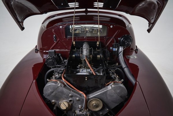 Т87 е една от най-бързите коли на своето време. Заслугата е отчасти на 3-литровия V8 от магнезиева сплав с въздушно охлаждане, полусферични горивни камери и горни валове, който е разположен отзад и развива 85 конски сили (на практика концепцията, около която скоро след това ще се роди Porsche). Но и аеродинамиката играе роля - конкурентите, които могат да се мерят с Tatra като скорост и ускорение, имат разход от порядъка на 20 литра на 100 км, докато при Т87 разходът е едва около 12 на сто. 
