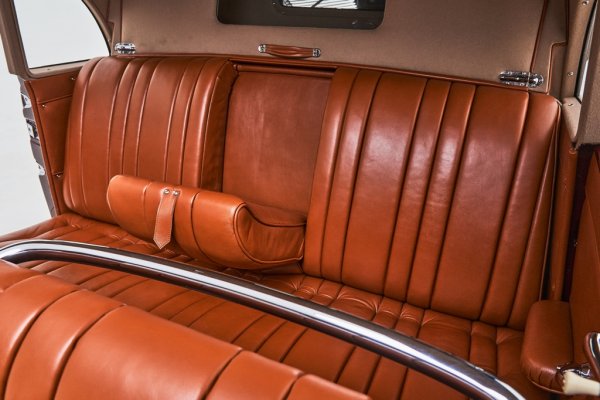 Комфортният интериор на Т87 може да настани шестима възрастни, които да се движат със 160 километра в час по магистралата при ниво на обезшумяване, с каквото в онези години не разполага дори Rolls-Royce (отново заслуга на аеродинамиката). Цената в началото на 40-те години е била около 25,000 швейцарски франка - доста соленичко, на нивото на по-скъпите модели на Mercedes. В наши дни добре запазена Т87 с лекота надхвърля 125,000 долара в търговете. Наддаването за този конкретен екземпляр до момента е достигнало 139,000 долара и нищо чудно да надмине 150,000 до края на търга. 
