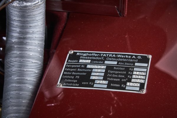 Този екземпляр е произведен след окупацията на Чехословакия от нацистите - на табелката пише произведен в "Неселсдорф, Остсудетенланд" (вместо Копршивнице, Чехословакия). След това е доставен в Прага, вероятно на германски клиент, през ноември 1941. После следите на колата се губят, докато най-накрая тя е открита изоставена в една плевня в Литва. И е предадена за реставрация на специализирано ателие в Копршивнице. 
