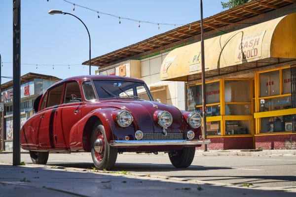 Въпреки малката производствена серия, Т87 е стигнала в ръцете на много забележителни клиенти. Сред притежателите й са американският писател-нобелист Джон Стайнбек, фелдмаршал Ервин Ромел, германският авиоконструктор Ернст Хайнкел, египетският крал Фарук I, чехословашкият президент Едуард Бенеш (както и първите комунистически лидери на ЧСФР след войната Запотоцки и Готвалд). Първата произведена след 1945 бройка е подарена на съветския маршал Андрей Ерьоменко и днес е в музея на Tatra. Сред съвременните почитатели на Т87 са Джей Лено и знаменитият архитект Норман Фостър. 
