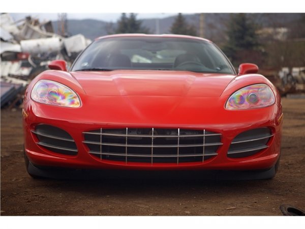 Чехите от Innotech са преработили предната решетка в стила на Ferrari, а отварящите се на горе врати са заели от Lamborghini