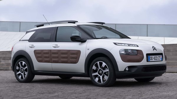 2014 е и годината на Citroen C4 Cactus - новият SUV със средни размери на френската марка, който успа да завладее публиката. Това се дължи както на &bdquo;меките&ldquo; хибридни двигатели, които се предлагат на много пазари, така и благодарение на нестандартния дизайн, изпреварил времена, които ще дойдат през следващите години. Трябва да се добави и революционниге AirBump - специални детайли от гума, разположени върху всички панели на каросерията и предназначени да ги предпазват.

В наши дни ппървите екземпляри на Citroen C4 Cactus - почти всички с дизелов двигател 1.6 e-HDi &bdquo;мек&ldquo; хибрид 92 к.с. или 1.6 HDi 100 к.с., чийто пробег е между 150 000 и 200 000 км, могат да се намерят на цени, започващи от 8500 евро. Бензиновите версии с атмосферен двигател или турбомотор струват около 3000  евро повече.