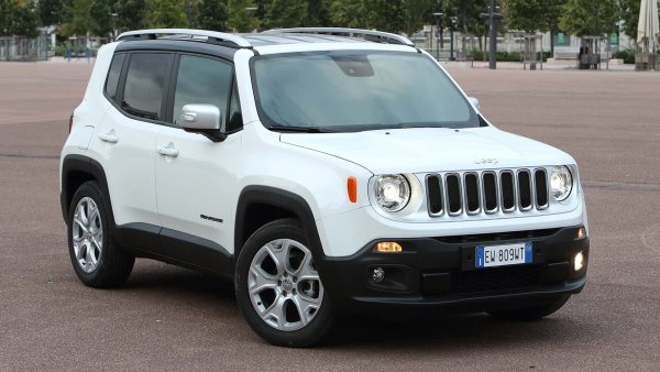 Вторият важен продукт на тогавашната FCA Group през 2014 г. е Jeep Renegade. Тов е новият малък SUV на американската марка с квадратни форми и платформа FCA Small Wide 4x4, споделена с Fiat 500 X, за който вече стана дума. Същността на този модел се крие именно в задвижването на четирите колела, което може да бъде както постоянно, така и с ръчно активирано с възможност за заключване и разделя на 50/50 между предния и задния мост. 

В наши дни първите  Jeep Renegade с един от двигателите от долната част на гамата (например 1.3 Multijet с 95 к.с. или 1.6 E.TorQ) струва около 10 000 евро. Версията с двигател  2.0 Multijet2 със 170 к.с., комбиниран с 9-степенна автоматична скоростна кутия, проектирана от ZF, обаче се продава за доста повече.