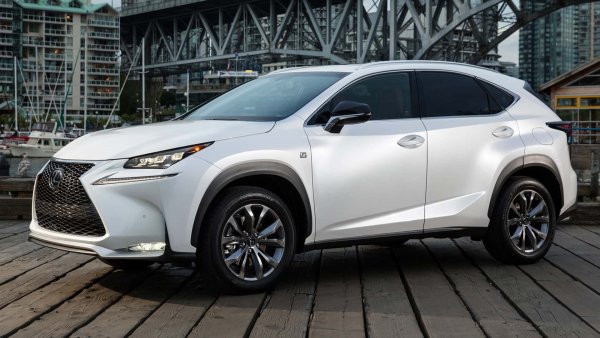Последните месеци на 2014 г. се превръщат в трамплин за първия малък SUV на Lexus -NX. Базиран на платформата на съвременното четвърто поколение RAV4, този хибриден кросоувър (предлаган и във версия с 4x4) имаше тежката задача да въведе японската премиум-марка в една неизследвана до момента територия.

Днес първите произведени екземпляри са на пазара втора употреба в Европа с цени, започващи от 17 500 евро, за моделите с две задвижващи колела. Тези автомобили са добре оборудвани, но често пробегът им надхвърля 200 000 км.