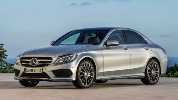2014 е и годината на първата голяма революция в света на Mercedes. Тогава дебютира C-Class (W205) &ndash; седан, който има за цел да &bdquo;подмлади&ldquo; производителя с трилъчева звезда в емблемата си. Той се отличава значително от своя предшественик, като пътническото отделение почти &bdquo;седи&ldquo; върху задните колела. 

По-важното обаче е, че при C-Class дебютират технологии, които досега са използвани само за по-големите и по-луксозни модели на марката. Сред тях са въздушното окачване Airmatic (налично само за първите години на пазара), адаптивен круиз-контрол с функция Stop & Go (Distronic Plus) и вътрешният тъчпад за управление на информационно-развлекателната система Comand Online. 

В наши дни екземпляр от първите произведени седани C-Class (W205) може да се купи за около 20 000 евро, като това е цената на масовата версия 220 CDI със задно задвижване (оборудвана с 2,2-литровия дизел OM651 със 170 к.с.) и автоматична скоростна кутия 7G Tronic Plus.