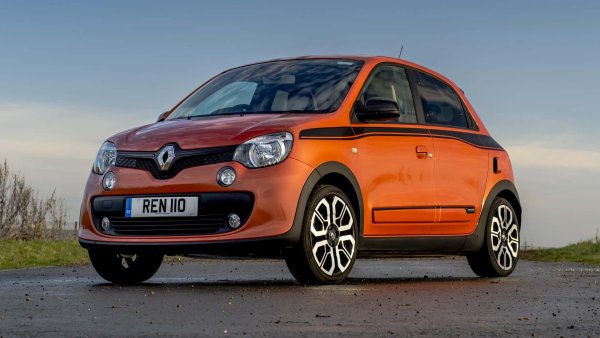 Това е последна кола в този списък, която става на 10 години през 2024 г. или по-правилно казано &ndash; последния проект. Renault Twingo е проектирано заедно със своя &bdquo;брат&ldquo; Smart ForFour, като и двата се продават в 100% електрическа версия и до днес. 

Те са оборудвани с 3-цилиндрови мотори (атмосферни или с турбо), чиято мощност започва от 75 к.с., преминава през 95 к.с. и стига до 110 к.с. за най-ефективните версии &ndash; GT на Twingo и Brabus на Smart, предлагани с автоматична скоростна кутия.
