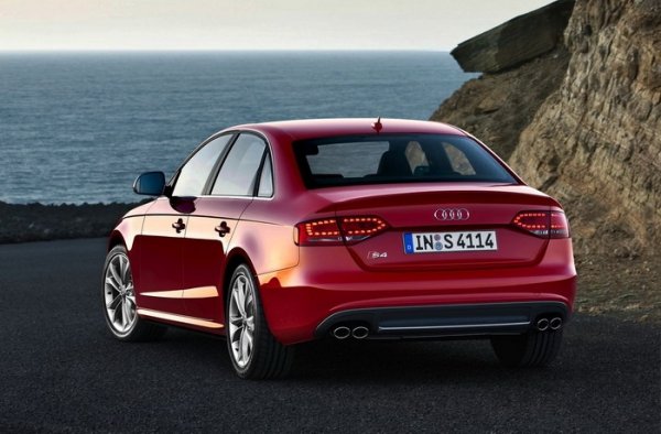 S4 Sedan, ускорява до 100 км/ч за 5.1 секунди, а на S4 Avant му е необходима стотна повече