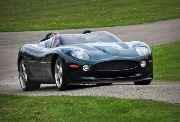 Дизайнерът на Jaguar Кийт Хелфет създава това произведение на изкуството през 1998, за да се отбележи 40-годишнината на модела ХК. Концептът, произведен в две бройки, има 4-литров V8 с 456 конски сили. Автоматичната скоростна кутия е от Mercedes, но доработена така, че да се управлява с бутони от таблото. Максималната скорост е преценена от Jaguar на 290 км/ч, макар че колата никога не е изпробвана до толкова. 
Една холандска компания предлага днес реплики на този феноменален концепт, но и цената им е феноменална.
