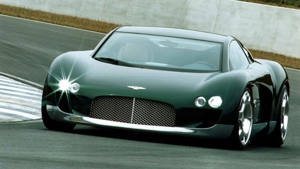 Добре знаем историята за фикс-идеята на покойния Фердинанд Пиех групата Volkswagen да създаде най-бързия и мощен автомобил в историята. Резултатът от нея е Bugatti Veyron, разбира се. Но за един момент през 90-те Пиех се чуди на коя марка да даде проекта, и окуражава вътрешната конкуренция. 
В Bentley това ражда Hunaudiеres - по традиция наречен на легендарен завой от писта. Този концепт е всъщност базиран върху Lamborghini Diablo, ползва 8-литров W16 с 630 коня и развива 350 км/ч.
