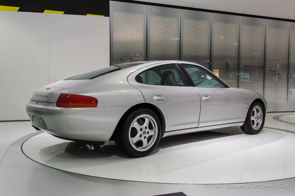 В края на 80-те главният инженер на Porsche д-р Улрих Бец се заема с проект за създаването на четириместен туринг автомобил. За разлика от типичния продукт на компанията, 989 има предноразположен V8 двигател с 300 конски сили. През 1991 вече има готов прототип, но икономическата криза слага край на начинанието, а д-р Бец напуска. Ще минат много години, преди Porsche да се върне към неговата идея и да създаде Panamera. 
