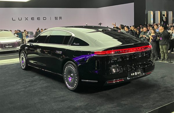 Хибридът ще получи батерия с капацитет 63.26 kWh, като пробегът само на ток ще зависи от версията - 258, 271, 276, 302 и 311 км. Декларираният разход на гориво за хибрида е 0,09 литра на 100 км.