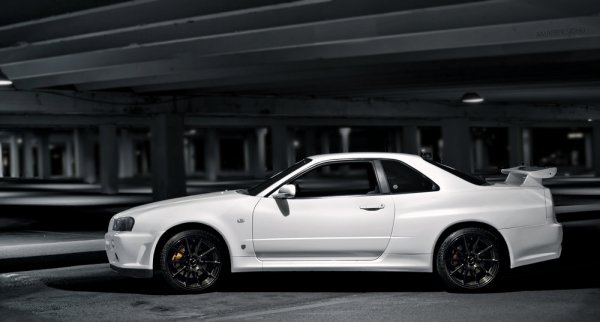 Тук двигателят е на невероятно високо ниво по отношение на инженерното изпълнение. Дебютиралият през 1999 година R34 е част от поредицата спортни модели Skyline или GT-R в други части от света, чиято история се развива паралелно на пазара и в автомобилните състезания.