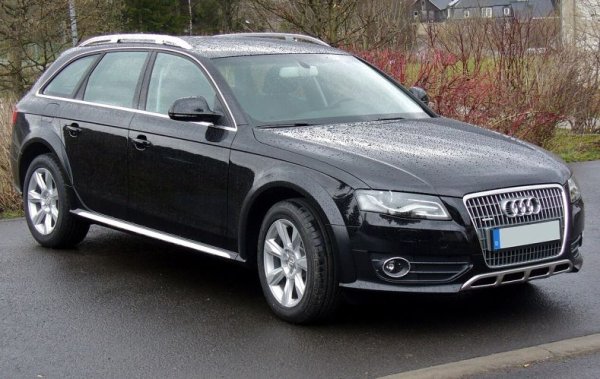 Среден процент проблеми: 25.2%
Среден пробег: 181 000 км
Четвъртото поколение на A4 (B8 или Typ 8K) се появи през 2008 и остана в производство до 2016. Слабост, както и при почти всички модели на Audi, е алуминиевото окачване. По всички други показатели А4 е в зелената зона. Изборът на двигатели е голям - от бензиновия 1.8 TFSI със 120 коня до V8 с 450 коня. Най-малкият бензин е известен като консуматор на масло. По-редки, но и доста по-скъпо струващи са проблемите с течове от системата за рециркулация на газовете, които вкарват вода в маслото. При TDI се срещат проблеми с двойния маховик и износване на съединител. Автоматикът Multitronic също не е най-надеждното нещо, монтирано някога от Audi. 
