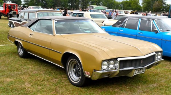 Второто поколение Buick Riviera е спираща дъха красива кола &mdash; поне от 1966 до 1969 г., със своите пикантни линии и вътрешни скрити фарове. И тогава&hellip; се появява това. Отнема малко време, за да оцените колко грозна е тази кола, вероятно поради защитния механизъм на ума за блокиране на екстремни травми, но ако се вгледате достатъчно дълго, ще видите: начинът, по който е извита решетката, заоблените задни калници, които скриват половината гума, и всички издутини по каросерията.

Продажбите на Riviera, които непрекъснато нарастват в края на 60-те години, се сриват като гюле при свободно падане, когато това творение се появява в шоурумите. За щастие, през 1971 г. моделът е заменен от противоречивата, но красива Riviera със задна част като на лодка.

