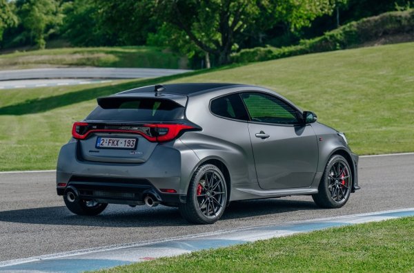 Още по-изненадваща беше новината, че Toyota ще пусне Yaris с три врати с трицилиндров турбо двигател, механична трансмисия и задвижване на четирите колела! GR Yaris моментално спечели вниманието на феновете - отличната настройка на шасито, съчетана с лекото тегло и ниската цена, свършиха своята работа - японецът се оказа много, много успешен автомобил.

