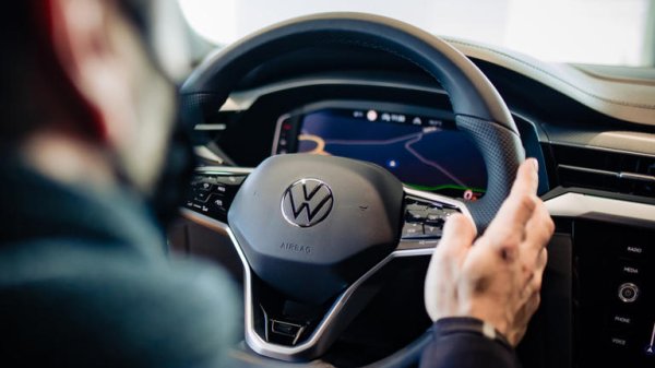 Това не е само оплакване от съвременната технология, но е и истинска загриженост за безопасността -  интериорът на автомобила не е място за сензорни контроли. Използването от Volkswagen на хаптични бутони на волана и таблото на неговия електрически ID.3 и на осмото поколение на Golf е може би най-яркият пример за технологичния провал. В резултат на това VW обеща да върне физическите бутони за бъдещи модели. 

Големият пробем с тези бутони, които нямат каквато и да е тактилна обратна връзка, е че  изискват човек да отвлече вниманието от голямото стъклено предно стъкло, показващо информация за това, което се случва пред колата.

Същото се отнася и за решението на Ferrari да премахне физическия червен бутон за стартиране на двигателя от най-новите волани. Докосването на чувствителен на допир панел, за да запалите най-добрите коли на само в Италия, но и по свят, просто не е това, което искат клиентите. 