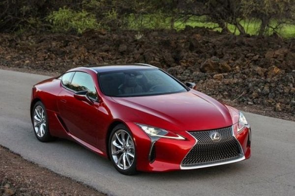 Двигател: 5,0-литров V8, задно предаване, 471 к.с. 
Градско: 14,7 л/100 км. 
Извънградско: 9 л/100 км. 
Цена - 92 000 долара.
