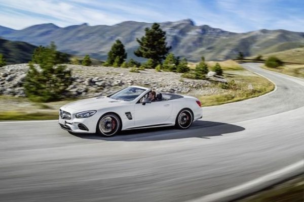 Двигател: 6,0-литров битурбо V12, задно предаване, 621 к.с. 
Градско: 18,1 л/100 км. 
Извънградско: 10,7 л/100 км. 
Цена - 222 000 долара.
