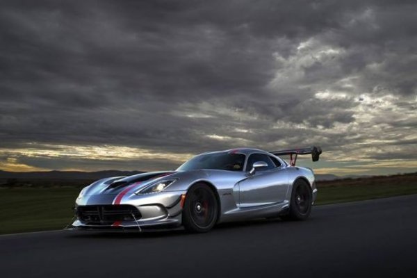 Двигател: 8,4-литров V10, задно предаване, 645 к.с. 
Градско: 19,6 л/100 км. 
Извънградско: 12,4 л/100 км. 
Цена - 90 495 долара.
