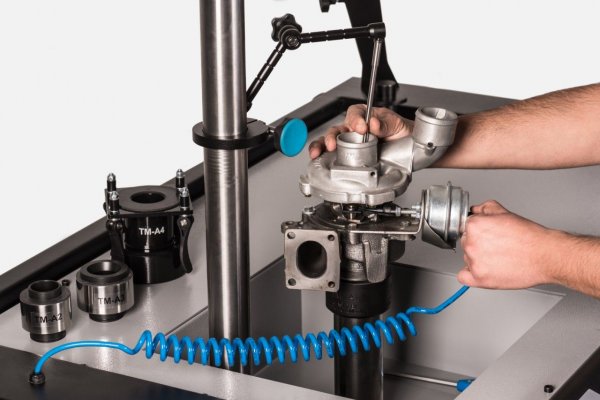 Напуканият корпус на турбокомпресора означава, че компонентът трябва да бъде заменен. Това не е евтина част, особено при по-новите превозни средства. Предлагат се и рециклирани версии от производители като Bosch, Mahle или Garrett, които са по-евтини и се възползват от същия гаранционен период като изцяло нови.

Ако корпусът не е напукан или повреден, турбото може да бъде поправено чрез подмяна на повредените му компоненти, което е много по-евтино от закупуването на нова или рециклирана версия.