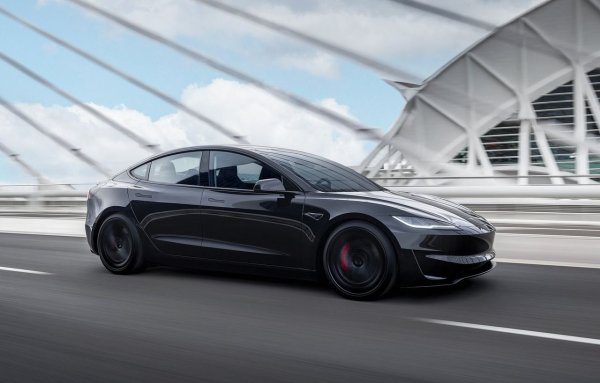 Въпреки някои трудности с качеството на ранните модели, днес Tesla Model 3 уверено заема мястото си сред лидерите по надеждност. Този електрически автомобил е известен с бързото си ускорение и впечатляващия си пробег. След направените промени и подобрения беше възможно значително да се подобри качеството на продуктите, което позволи получаването на висока оценка от 92,8%. 

Сред положителните страни се отбелязва бързата реакция на педала на газта, висок комфорт при шофиране и отлична динамика на ускорение. Въпреки това, някои собственици се сблъскват с дребни проблеми като скърцащи врати или пукнатини във вътрешните панели.
