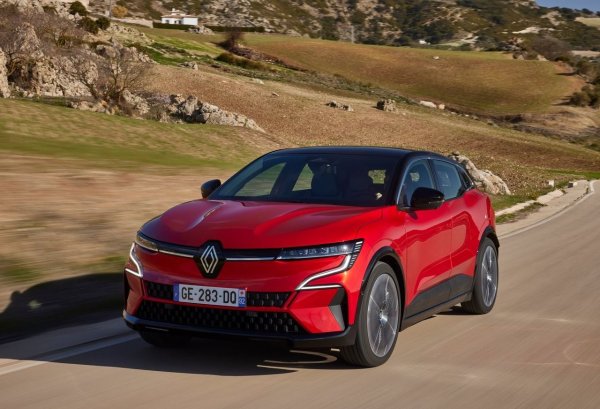 Компактният градски хечбек от френския производител привлича внимание с висококачествени интериорни детайли и комфортен интериор. Renault M&eacute;gane E-Tech получи заслужена оценка от 93,6% за надеждността на конструкцията и липсата на сериозни повреди. Потребителите подчертават плавността на движението, ниския шум и лесната поддръжка. 

Някои отзиви все пак посочват дребни неудобства при работата на тъчскрийна на мултимедийната система, но повечето собственици смятат този недостатък за незначителен.
