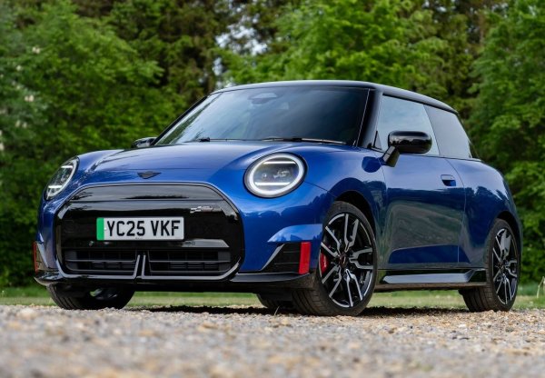 Малък и пъргав, Mini Electric е идеален за градски начин на живот. Дизайнът ѝ е вдъхновен от класическата марка Mini Cooper, а капацитетът на батерията ви позволява да изминете до 249 мили с едно зареждане. Този модел получи 94.2% надеждност благодарение на здравия си корпус, стабилната електроника и ефективната защита на батерията. 

Поради малкия си размер и лесното управление, автомобилът се превърна в отличен избор за пътуване по тесните улици на големите градове.
