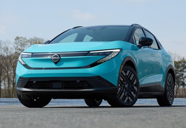 Един от най-старите представители на масовия сегмент на електрическите автомобили, Nissan Leaf е изминал дълъг път, ставайки много по-напреднал в сравнение с първите версии. Подобренията в системите за зареждане на батерии значително увеличиха пробега при едно зареждане и намалиха разходите за поддръжка. 

Високите оценки за надеждност (96,5%) говорят сами за себе си, защото именно високата степен на доверие от потребителите помогна на този автомобил да остане актуален и търсен много години след пускането на първата версия.
