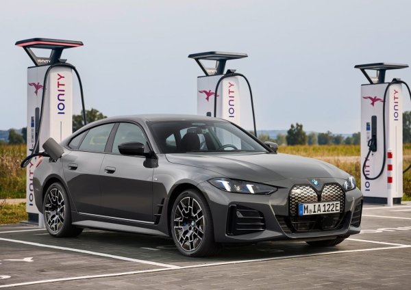 Премиум седан, който се отличава с повишената си производителност на двигателя и най-високото ниво на комфорт за водача и пътниците. BMW i4 постоянно заема водеща позиция в рейтинга за надеждност, получавайки оценка от 96.8%. 

Отличителна черта на този модел са отличното динамично представяне, премиум интериорното оборудване и богатото оборудване с висококласни мултимедийни системи. Въпреки това този модел имаше редки случаи на електронни повреди.
