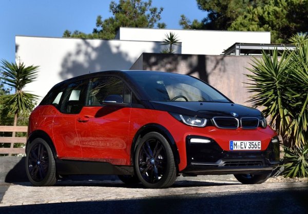 С лекотата на постигане на най-добри резултати в категорията малки градски автомобили, BMW i3 революционизира света на електрическите автомобили. Проектиран специално за градска мобилност, моделът се отличава с уникален дизайн на карбоновата каросерия, ниска консумация на енергия и висока степен на надеждност (оценена на 97.4%). 

Единственият недостатък е скромният диапазон при едно зареждане и първоначално завишената цена. Въпреки това, уникалните му характеристики го правят любим модел сред любителите на екологичния транспорт.
