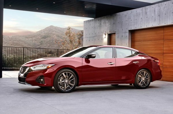 От моделите със средни размери преминаваме към тези с големи размери, където за най-качествени сa признати Nissan Maxima (на снимката) и Dodge Charger.