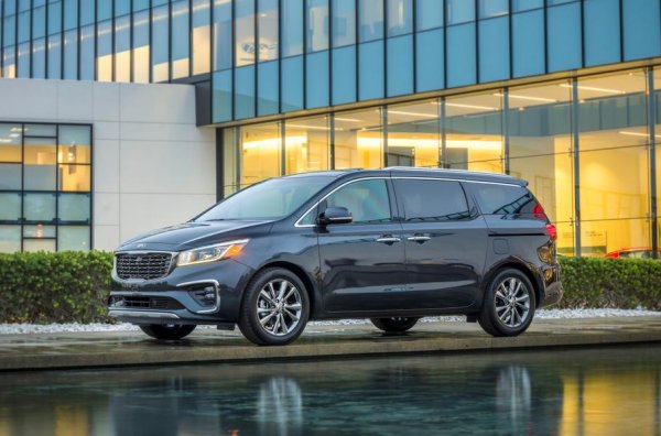 Този клас продължава да е много популярен в САЩ, като победата в него е за Kia Sedona. Корейският модел изпреварва далеч по-успешната на местния пазар Honda Odyssey, която остава на второ място.