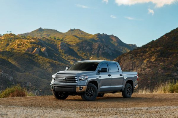 Не така обаче седят нещата в по-високия клас, където най-популярният автомобил в Америка - Ford F-150 е едва трети. Печели Toyota Tundra, която изпревари GMC Sierra.