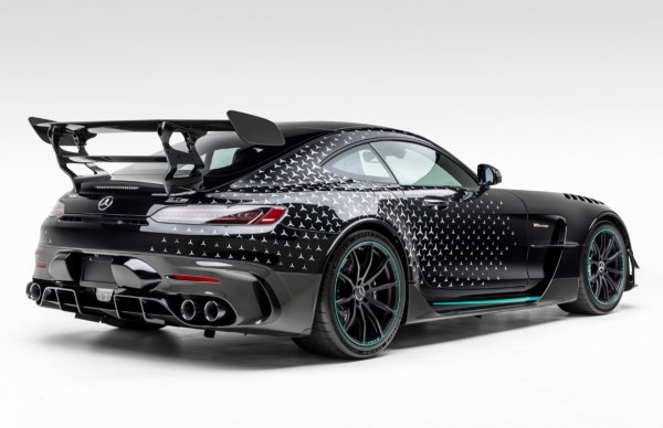 Каросерията е украсена с черни и сребърни трилъчеви звезди. Страничните прагове и джантите се отличават с тюркоазени акценти, съответстващи на специалната облицовка на кофата AMG и шевове в интериора.
