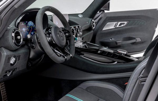 По отношение на технологиите, това е обикновена GT Black Series с 4,0-литров V8 със 730 к.с., който е комбиниран със седемстепенна автоматична скоростна кутия AMG Speedshift DCT 7G. От 275 бройки само 25 бяха предназначени за американския пазар, като изложената за продажба имаше пробег от 277 км.
