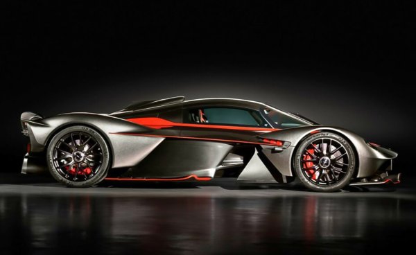 Външният вид е завършен с покрив и капак на двигателя от въглеродни влакна с висок гланц, матово черни магнезиеви джанти, червени спирачни апарати и изпускателни тръби Zirotec Black.
